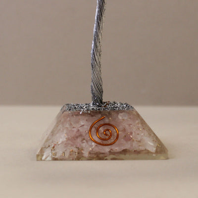 Árbol mágico de cristal de cuarzo rosa sobre base de orgonita