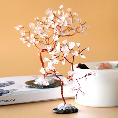 Árbol de cristal de cuarzo rosa sobre base de ágata negra