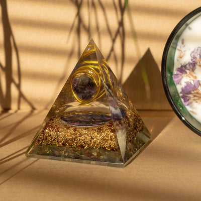 Pirámide Mediana de Orgonita con Amatista y Cobre 7x6 cm