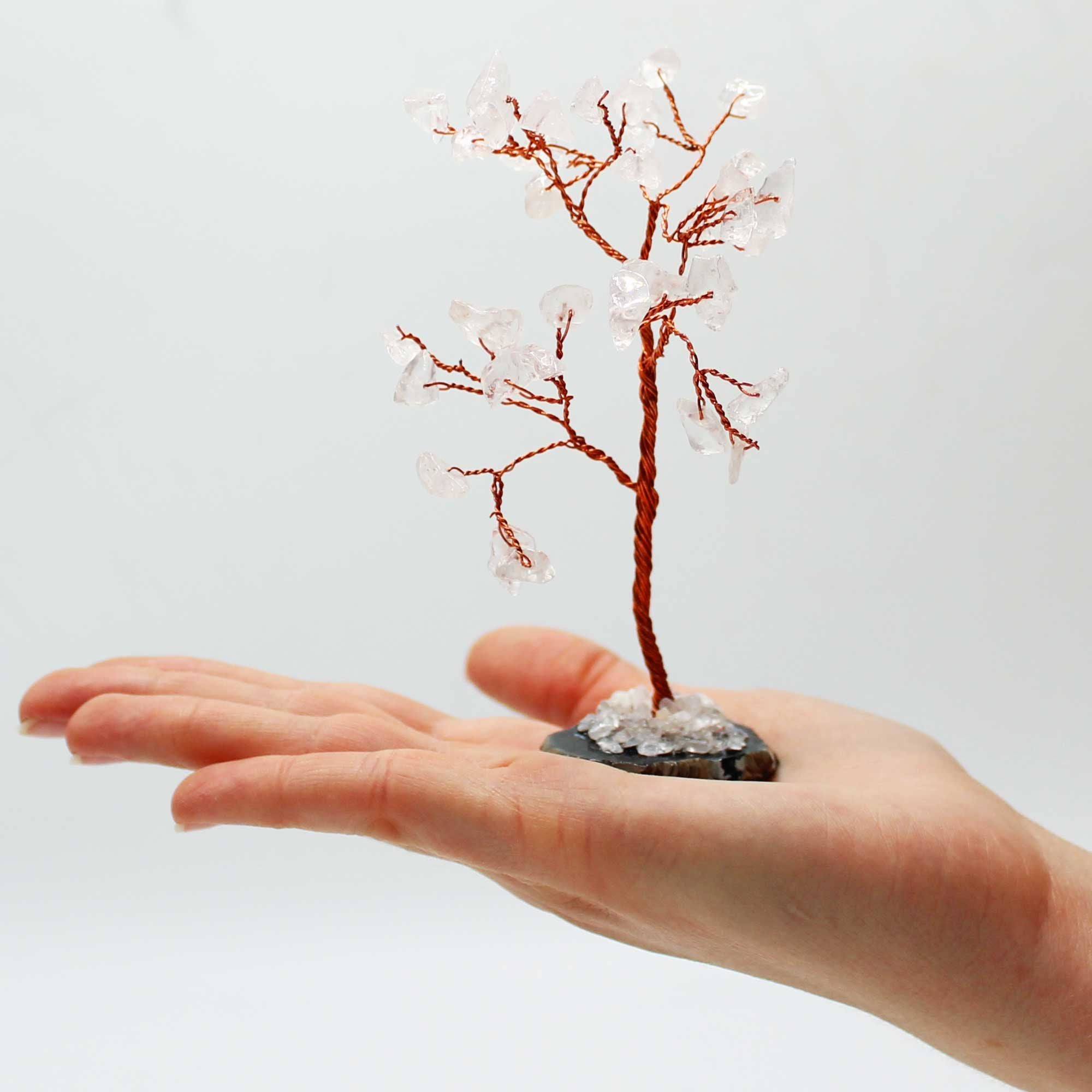 Árbol de cristal de cuarzo rosa sobre base de ágata negra