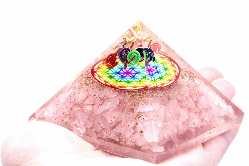 Pirámide de orgonita de cuarzo rosa con patrón arcoíris de la flor de la vida