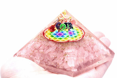 Pirámide de orgonita de cuarzo rosa con patrón arcoíris de la flor de la vida
