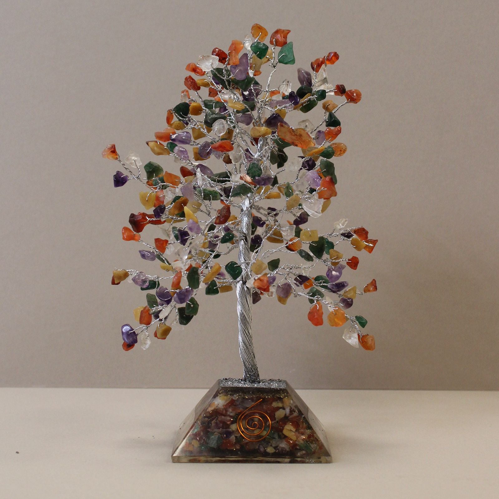 Árbol de la suerte con base de orgonita - 320 piedras de colores - Decoración llamativa para el hogar o regalo - Base estable de orgonita - Símbolo de energía positiva y armonía