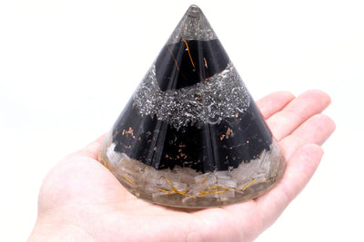 Cono de orgonita con selenita y turmalina negra - decoración elegante Altura 90 mm, resina de poliéster, protección contra la contaminación electromagnética
