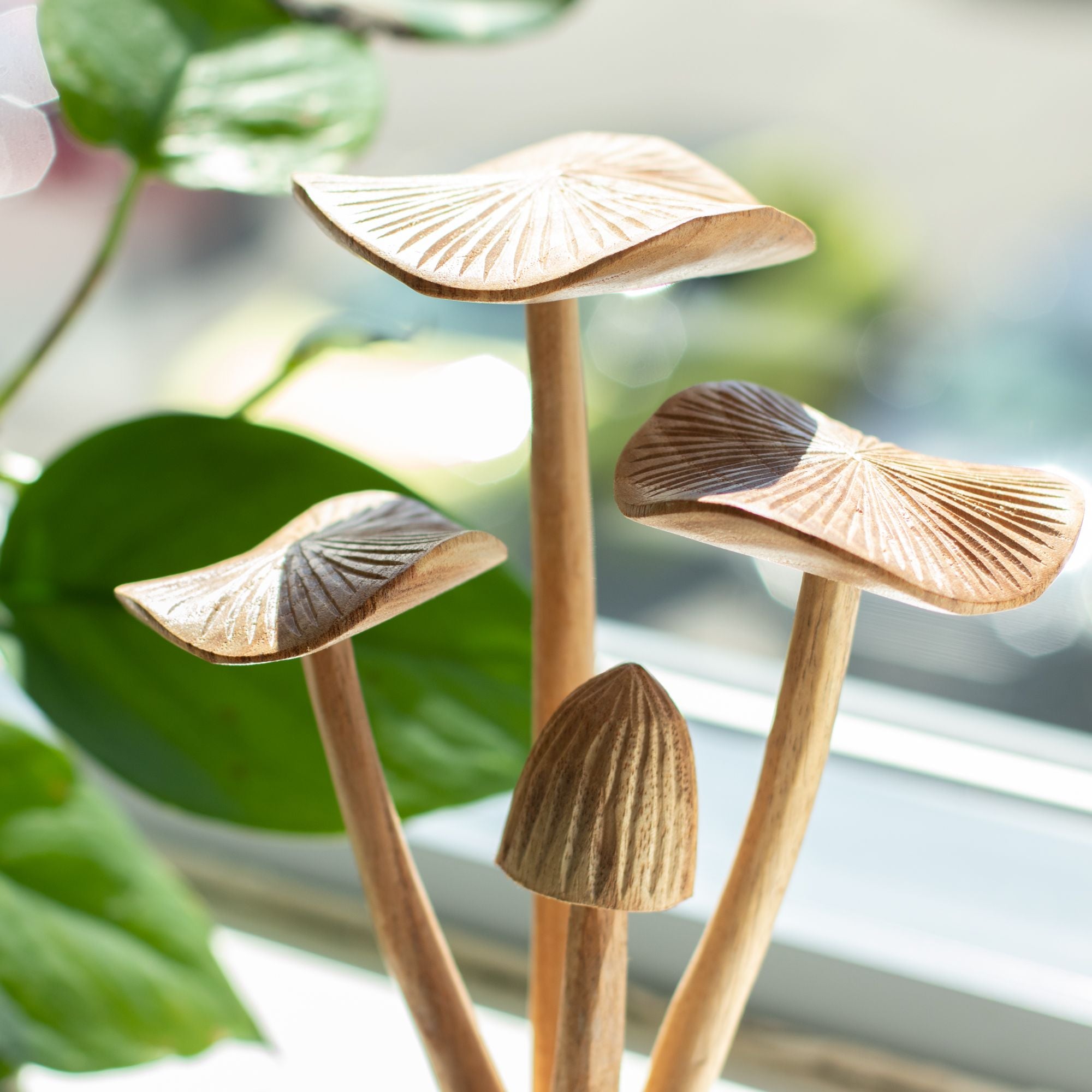 Set de 4 grandes hongos forestales tallados a mano en madera natural, ideales para regalo - Altura 14 cm, estilo rústico único, perfectos para decoración interior  