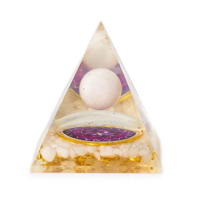 Pirámide de Orgonita con Bola Blanca de Cuarzo 7x6 cm - Trozos Naturales de Cuarzo y Láminas Doradas