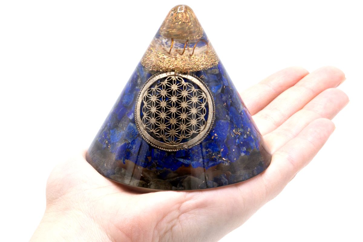 Cono de Orgonita Lapislázuli Flor de la Vida con Cuarzo Colgante - 90 mm, Azul-Dorado, Resina Vidriada y Virutas Metálicas