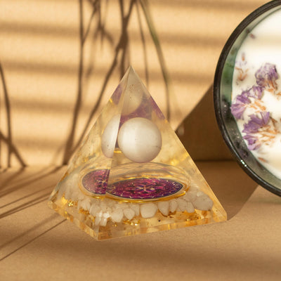 Pirámide de Orgonita con Bola Blanca de Cuarzo 7x6 cm - Trozos Naturales de Cuarzo y Láminas Doradas
