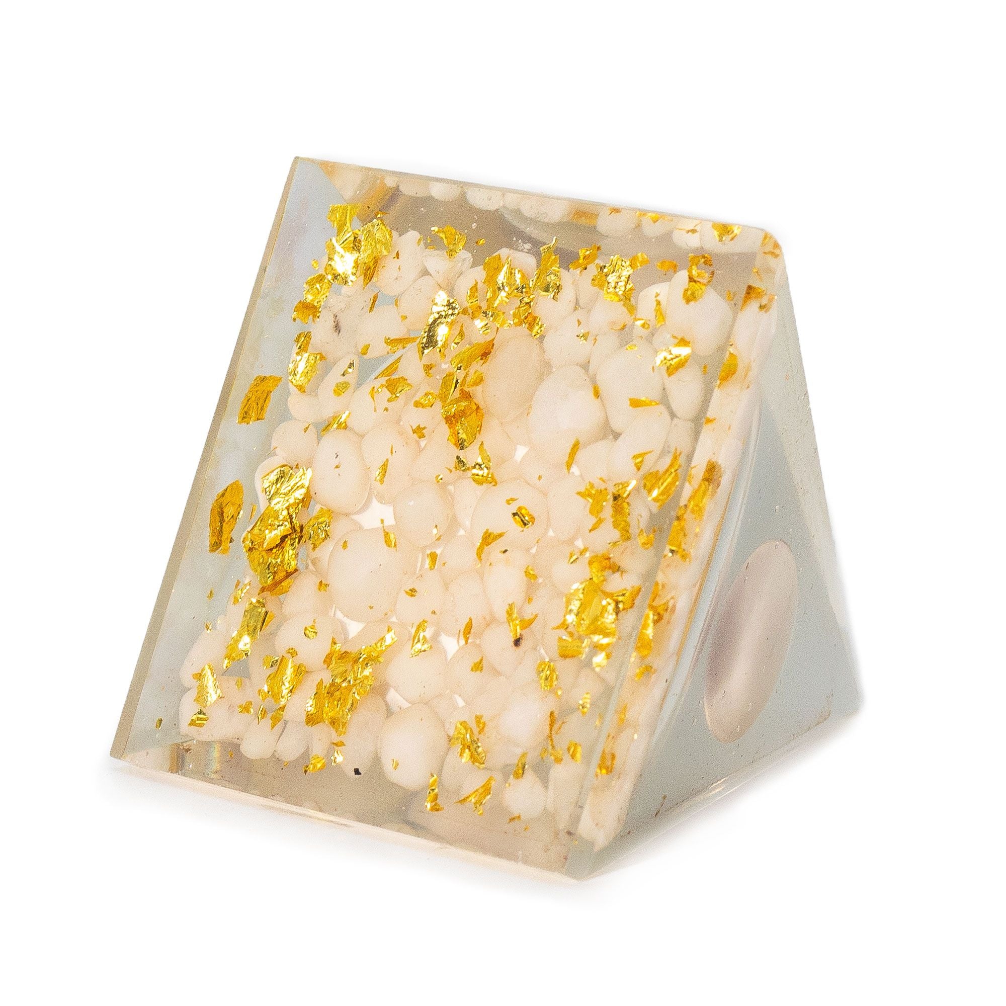 Pirámide de Orgonita con Bola Blanca de Cuarzo 7x6 cm - Trozos Naturales de Cuarzo y Láminas Doradas