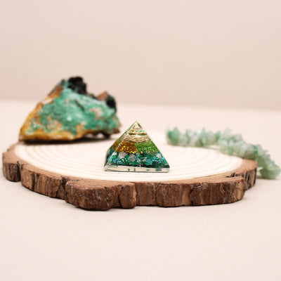 Pequeña pirámide de orgonita 25 mm con piedras preciosas verdes y cobre