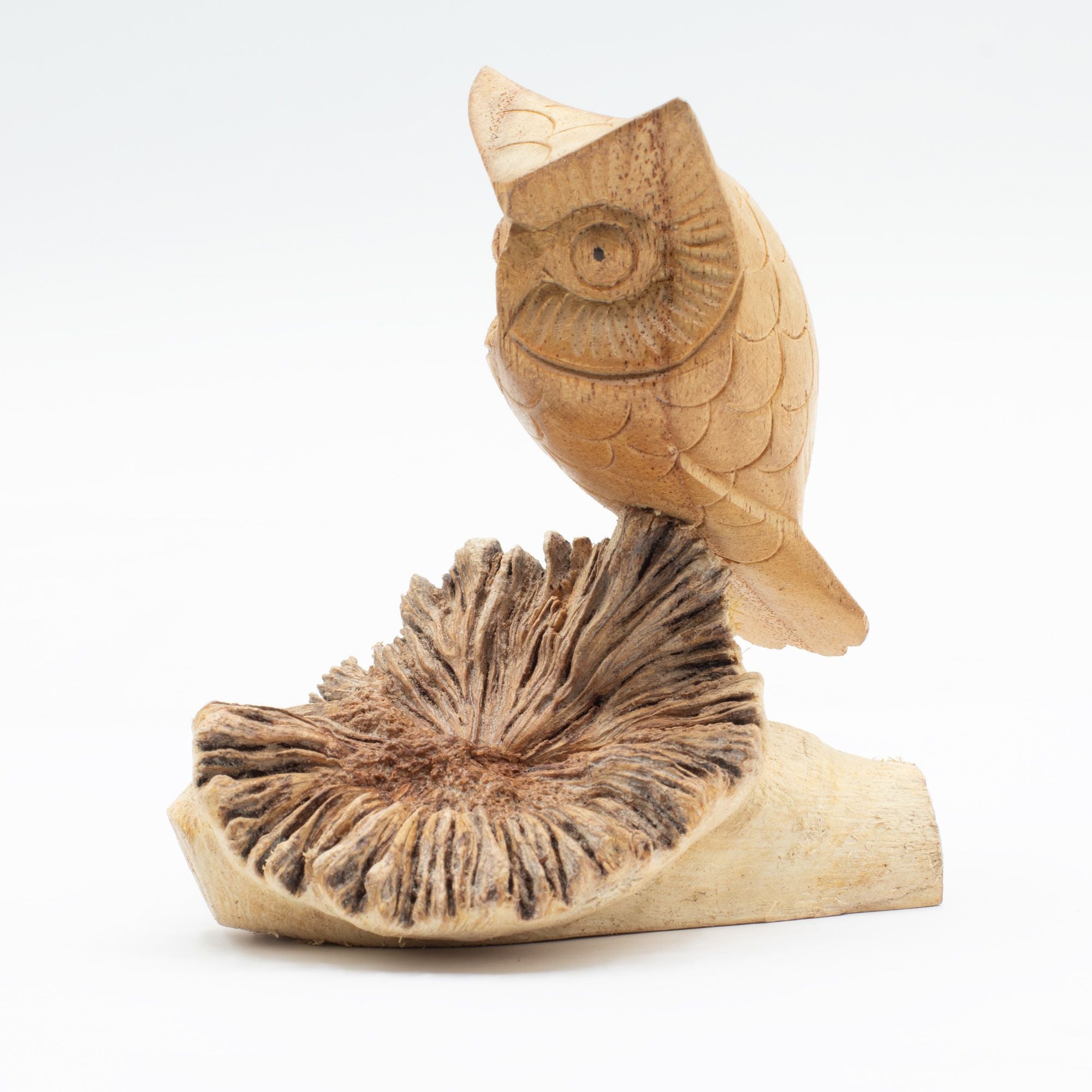 Escultura de búho hecha a mano en nudo de madera - Figura única para regalo, altura 11 cm, tonos naturales de Indonesia