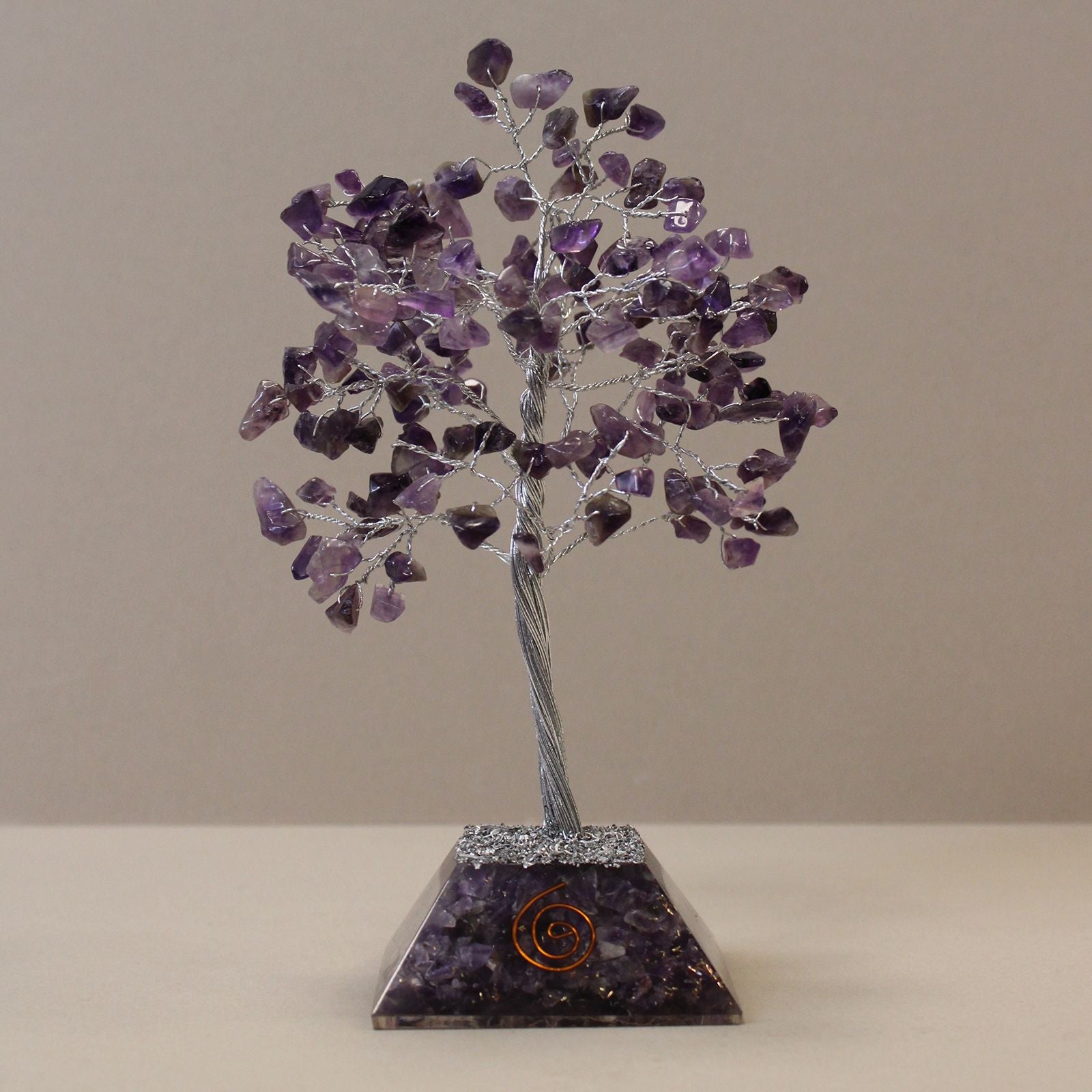 Árbol de piedras preciosas de amatista con base de orgonita
