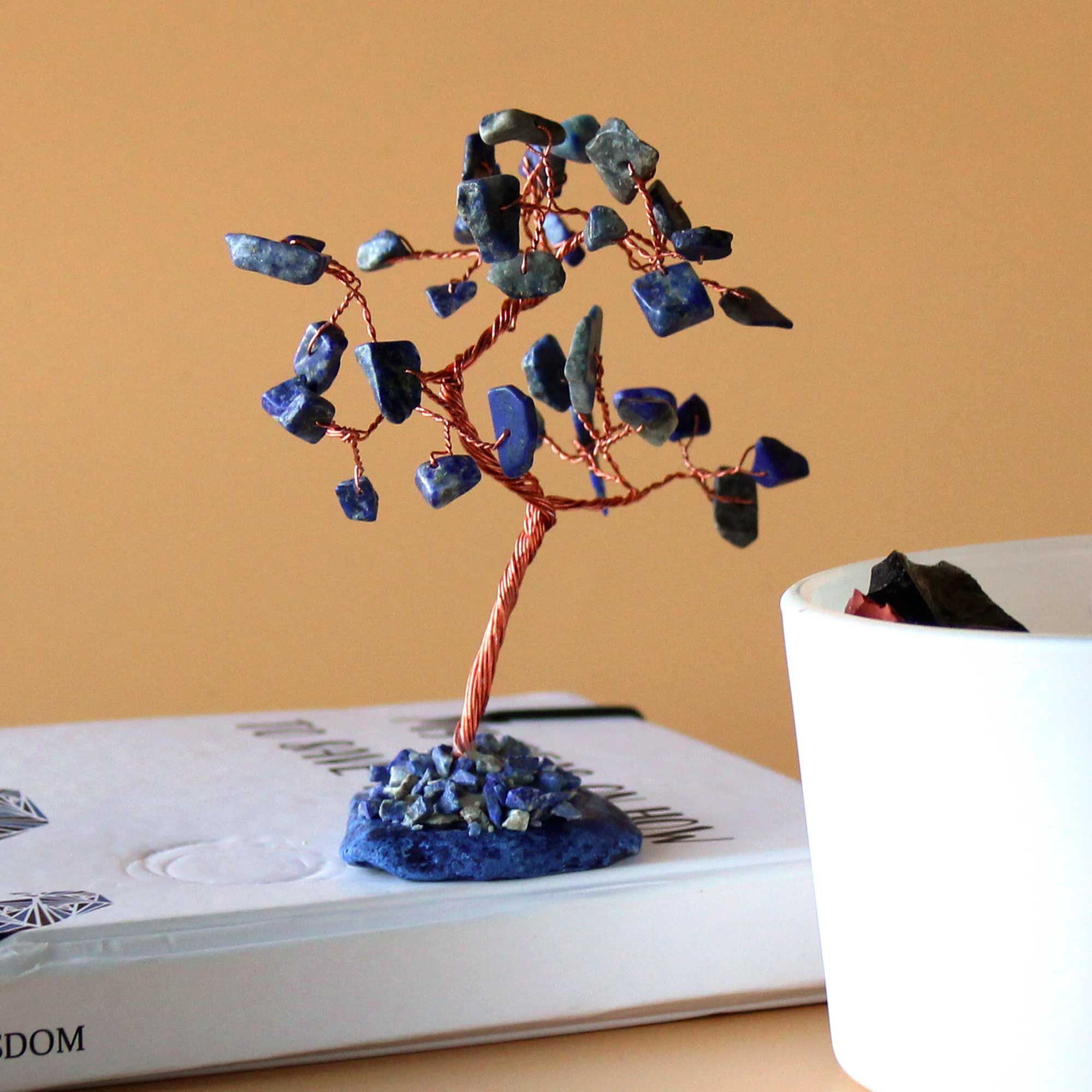 Árbol de piedras preciosas sodalita sobre base de ágata azul