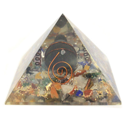 Pirámide Mediana de Orgonita 60 mm con chips de piedras preciosas, cobre y tortuga