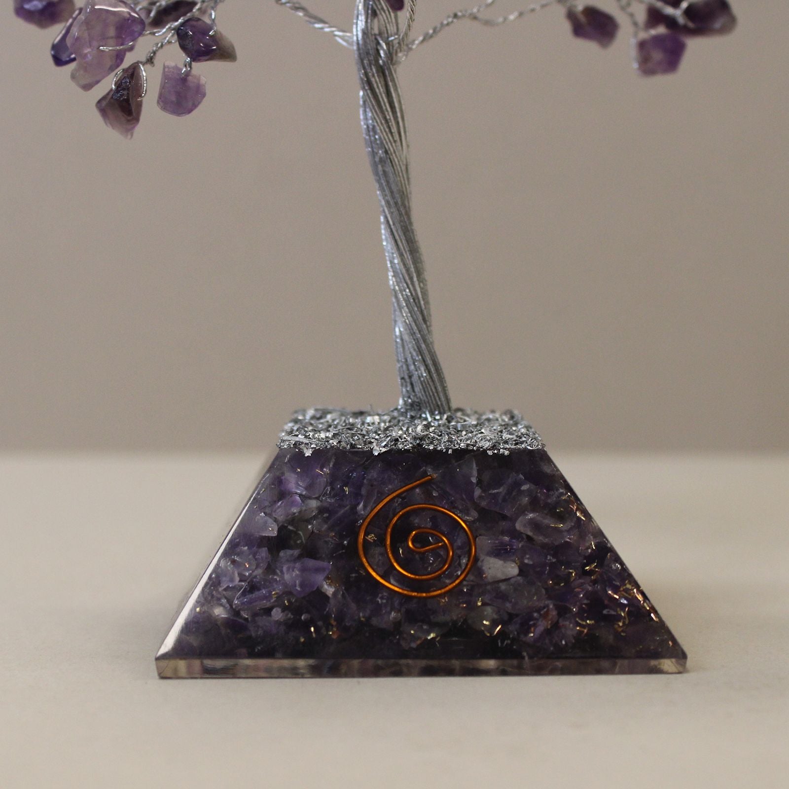 Árbol de piedras preciosas de amatista con base de orgonita