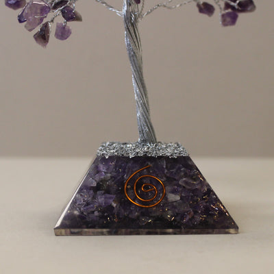 Árbol de piedras preciosas de amatista con base de orgonita