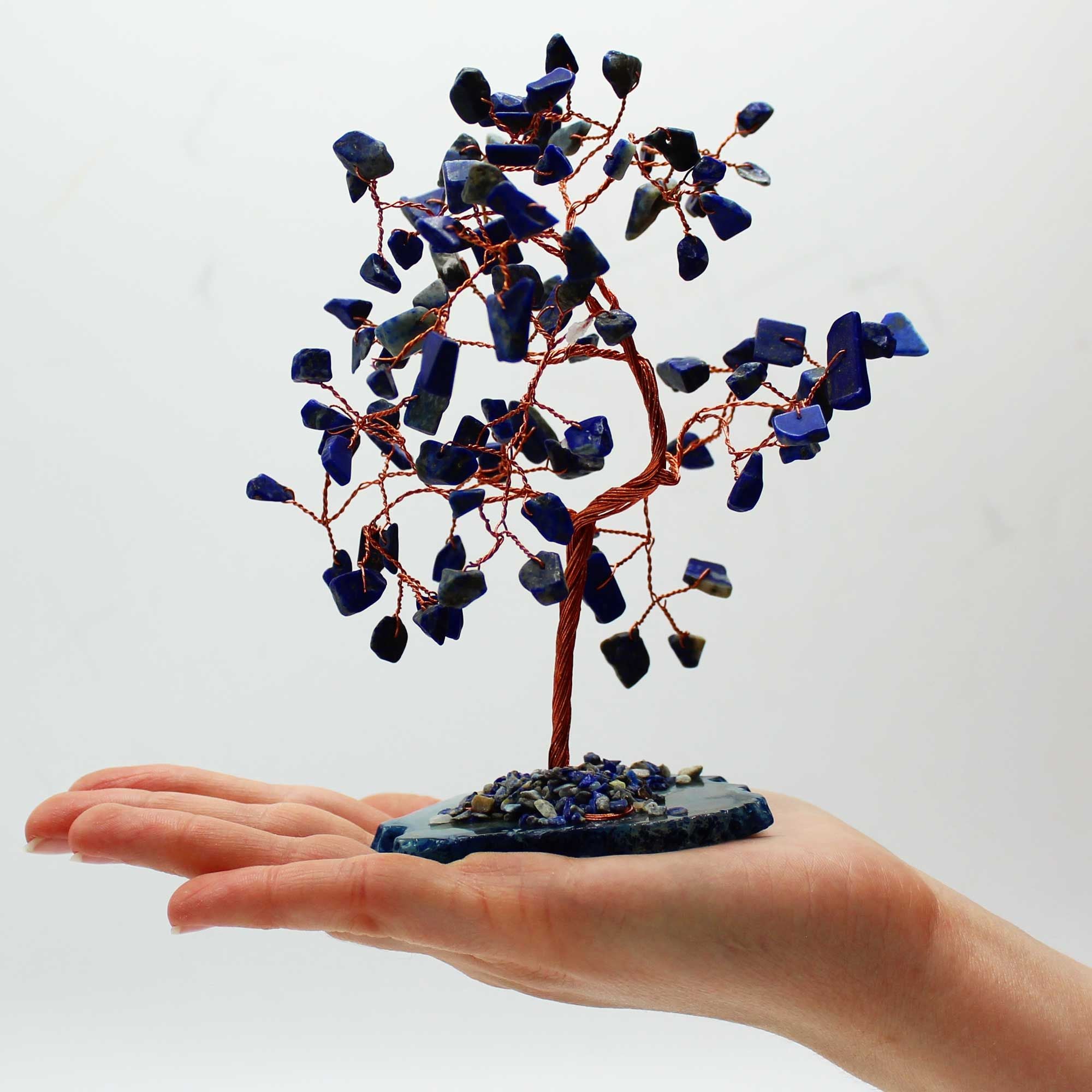 Árbol Grande de Piedras de Sodalita sobre Base Azul de Ágata  