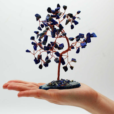 Árbol Grande de Piedras de Sodalita sobre Base Azul de Ágata  