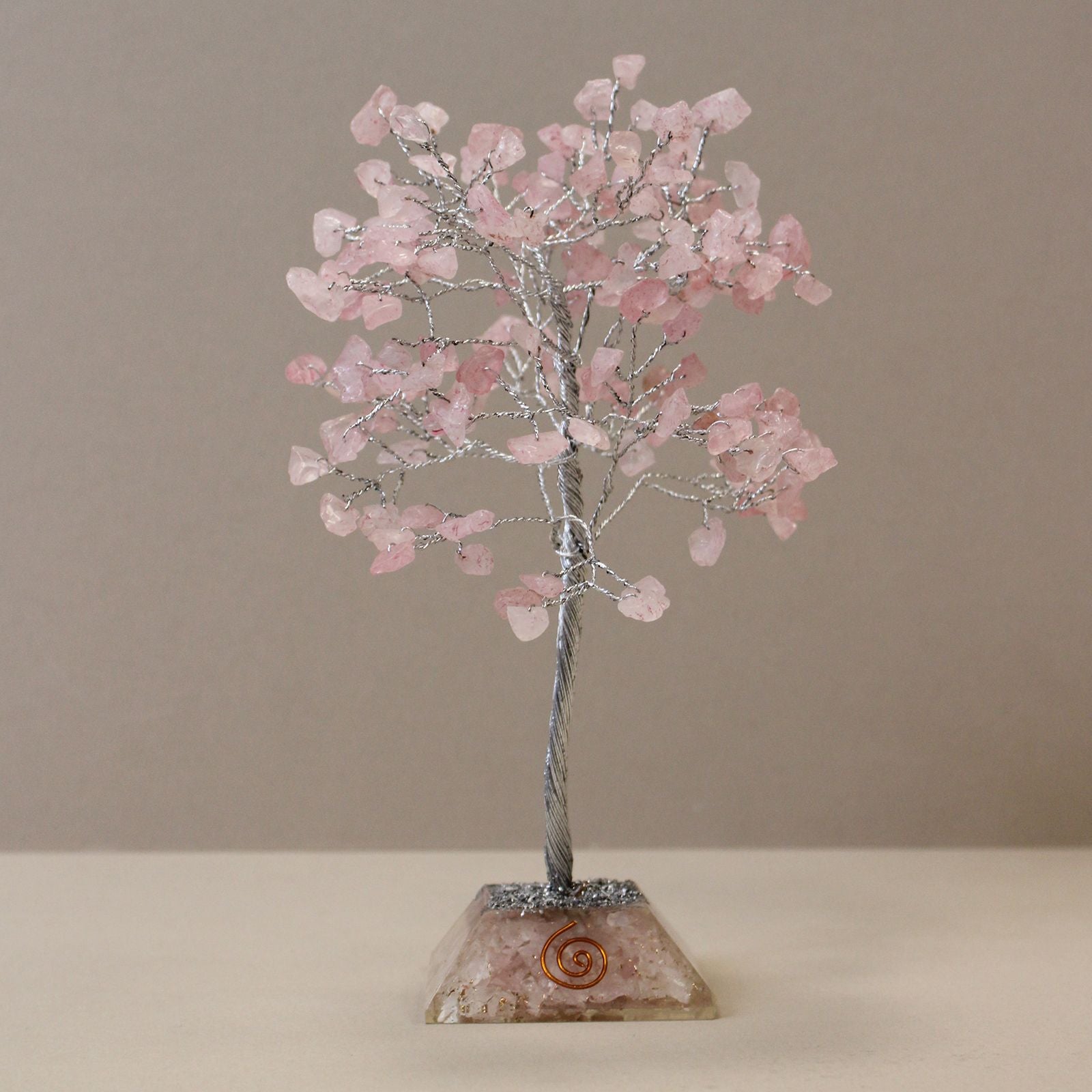 Árbol mágico de cristal de cuarzo rosa sobre base de orgonita