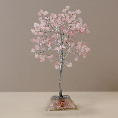 Árbol mágico de cristal de cuarzo rosa sobre base de orgonita