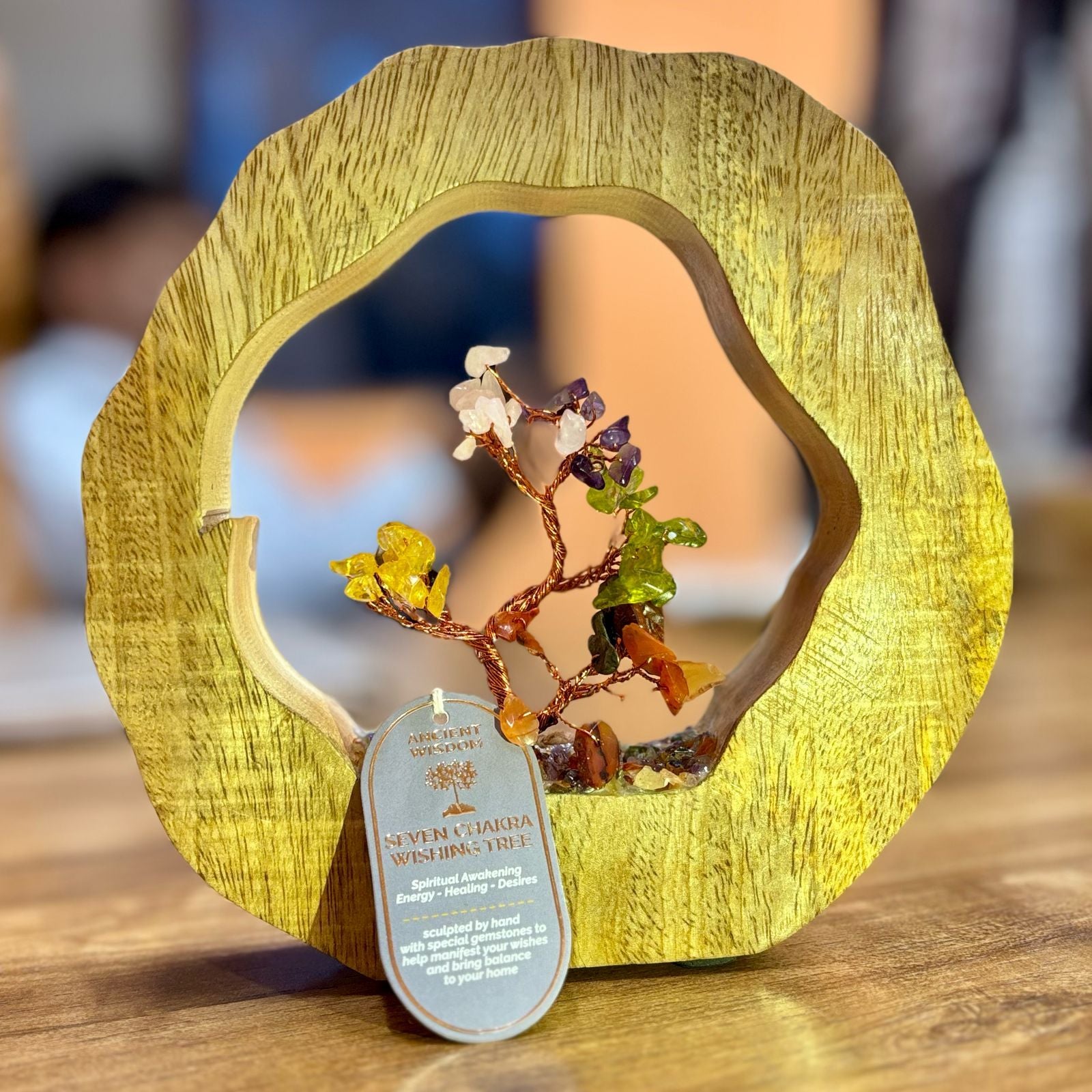 Jardín Paradisíaco de Chakras - Árbol Hecho a Mano con Piedras Preciosas en Aro Natural de Madera de Mango - 60 Chipstones en Colores de los Siete Chakras  