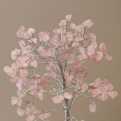 Árbol mágico de cristal de cuarzo rosa sobre base de orgonita