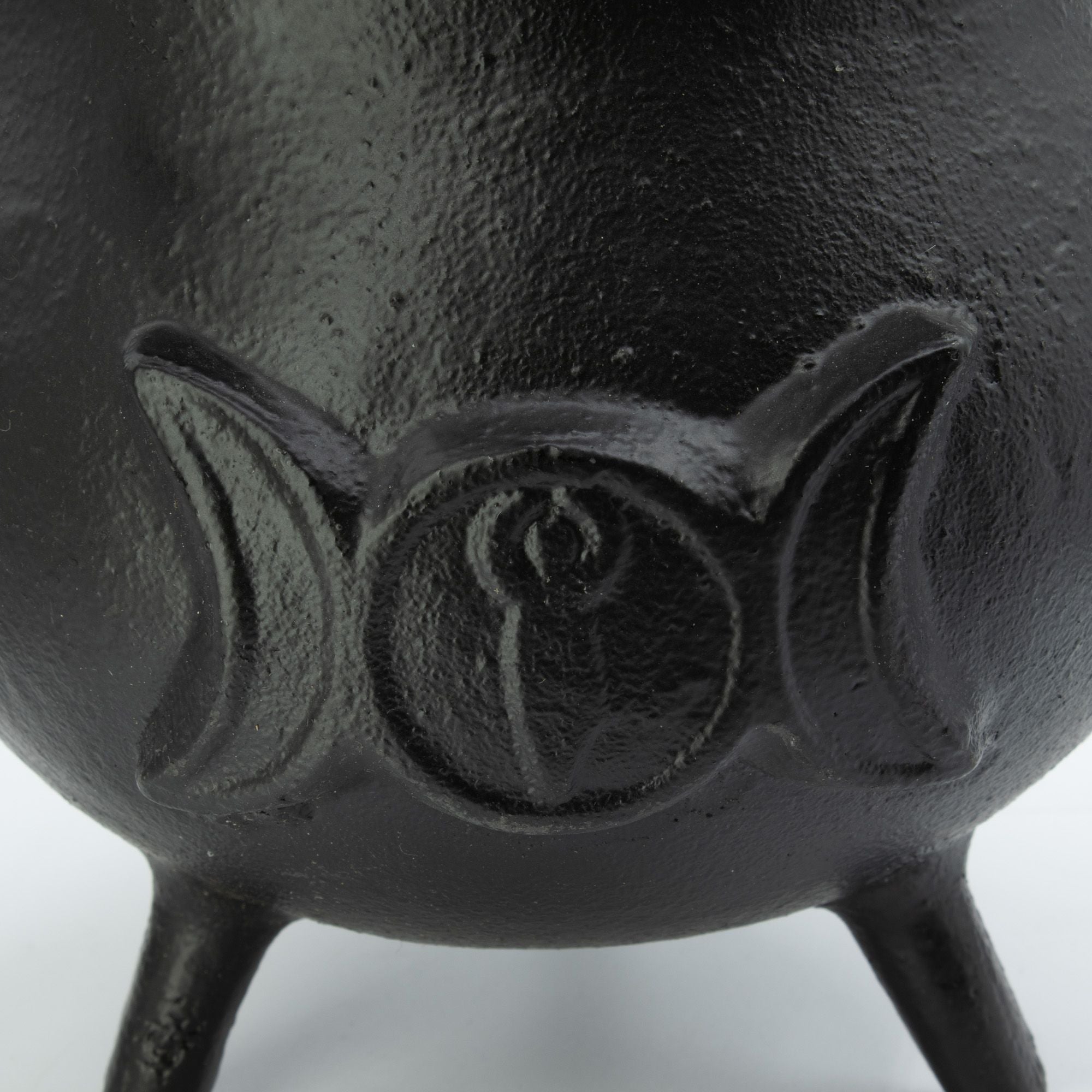 Enorme caldero de hierro fundido con luna triple 23x18 cm