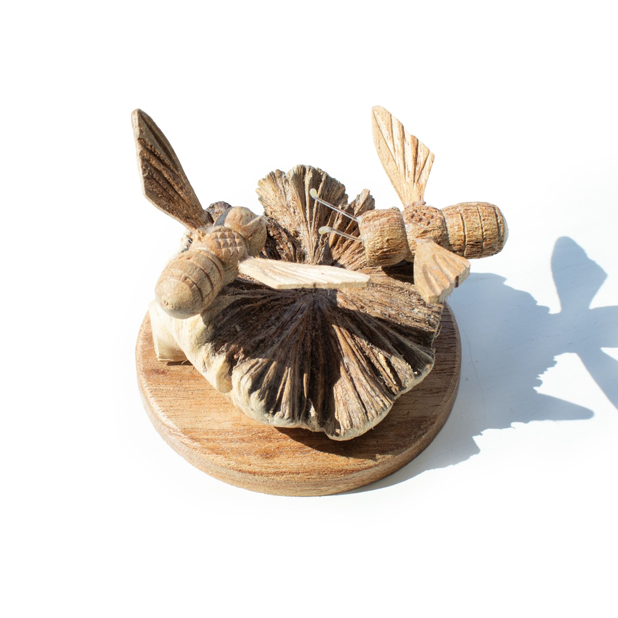 Escultura hecha a mano en nudo de madera