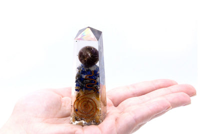 Obelisco de poder de orgonita con cobre, lapislázuli y aventurina amarilla