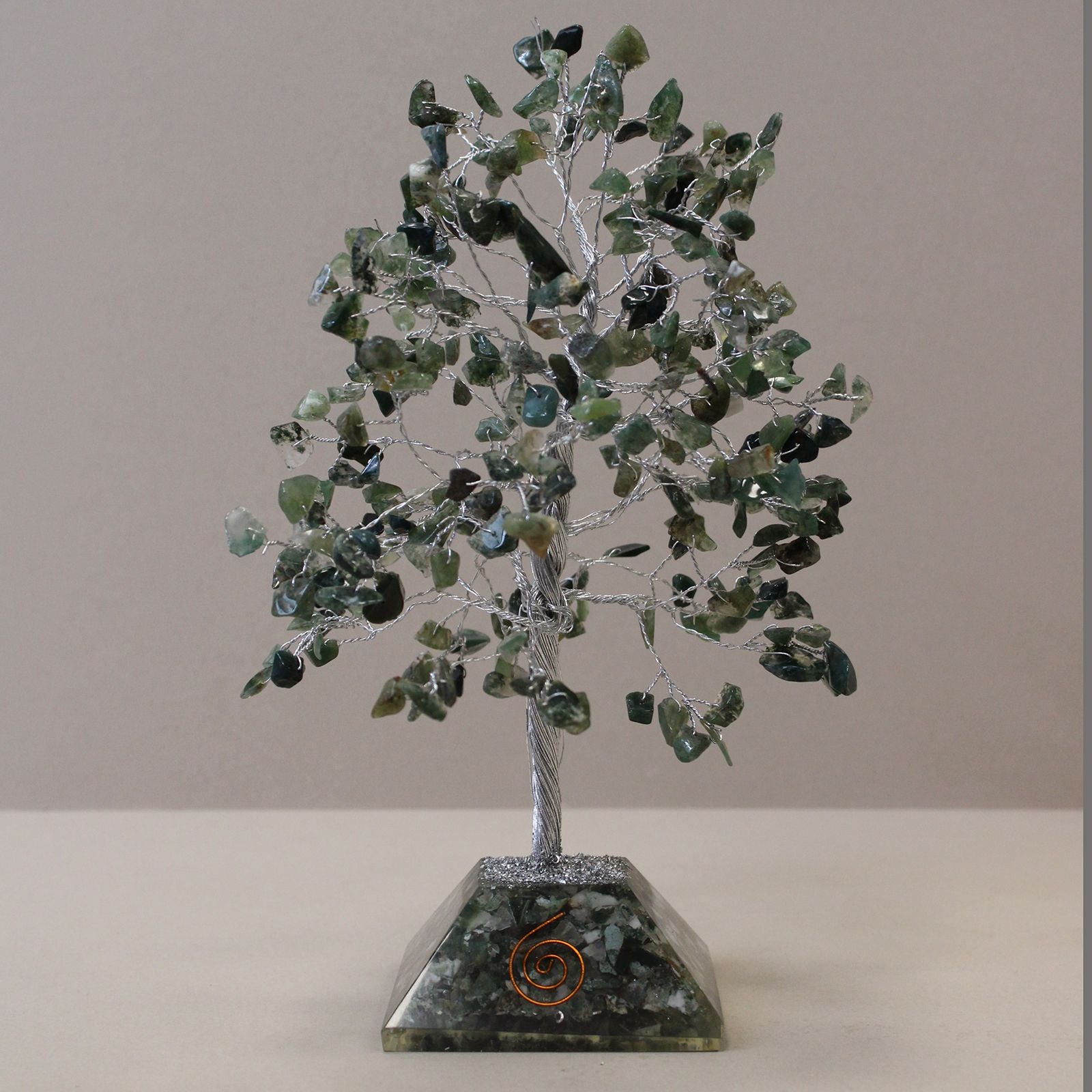 Árbol mágico con piedras de ágata musgosa sobre base de orgonita