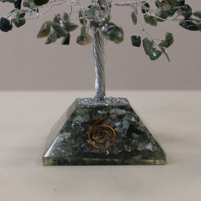 Árbol mágico con piedras de ágata musgosa sobre base de orgonita