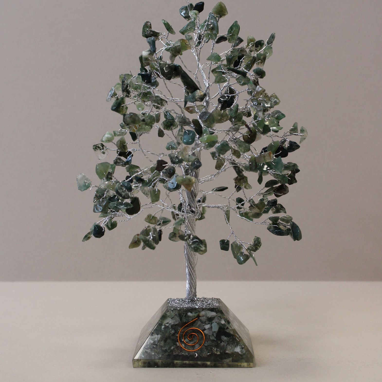 Árbol mágico con piedras de ágata musgosa sobre base de orgonita