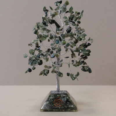 Árbol mágico con piedras de ágata musgosa sobre base de orgonita
