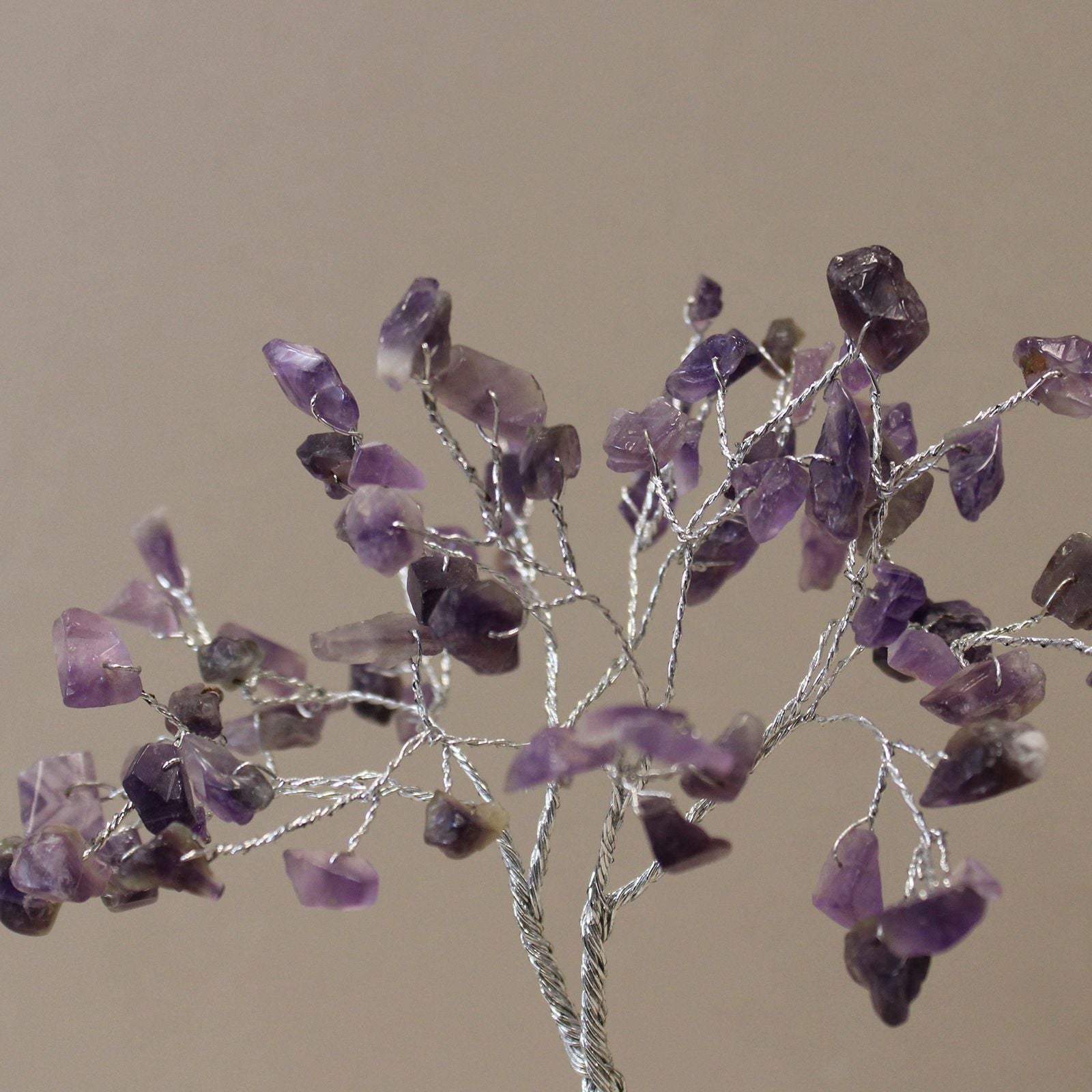 Árbol de cristal de amatista con base de orgonita