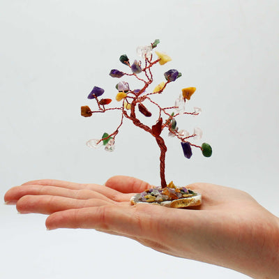 Árbol de cristal con 35 piedras de colores sobre base natural de ágata