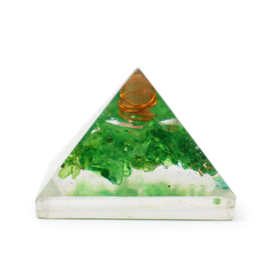 Pequeña pirámide de orgonita 25 mm con piedras preciosas verdes y cobre