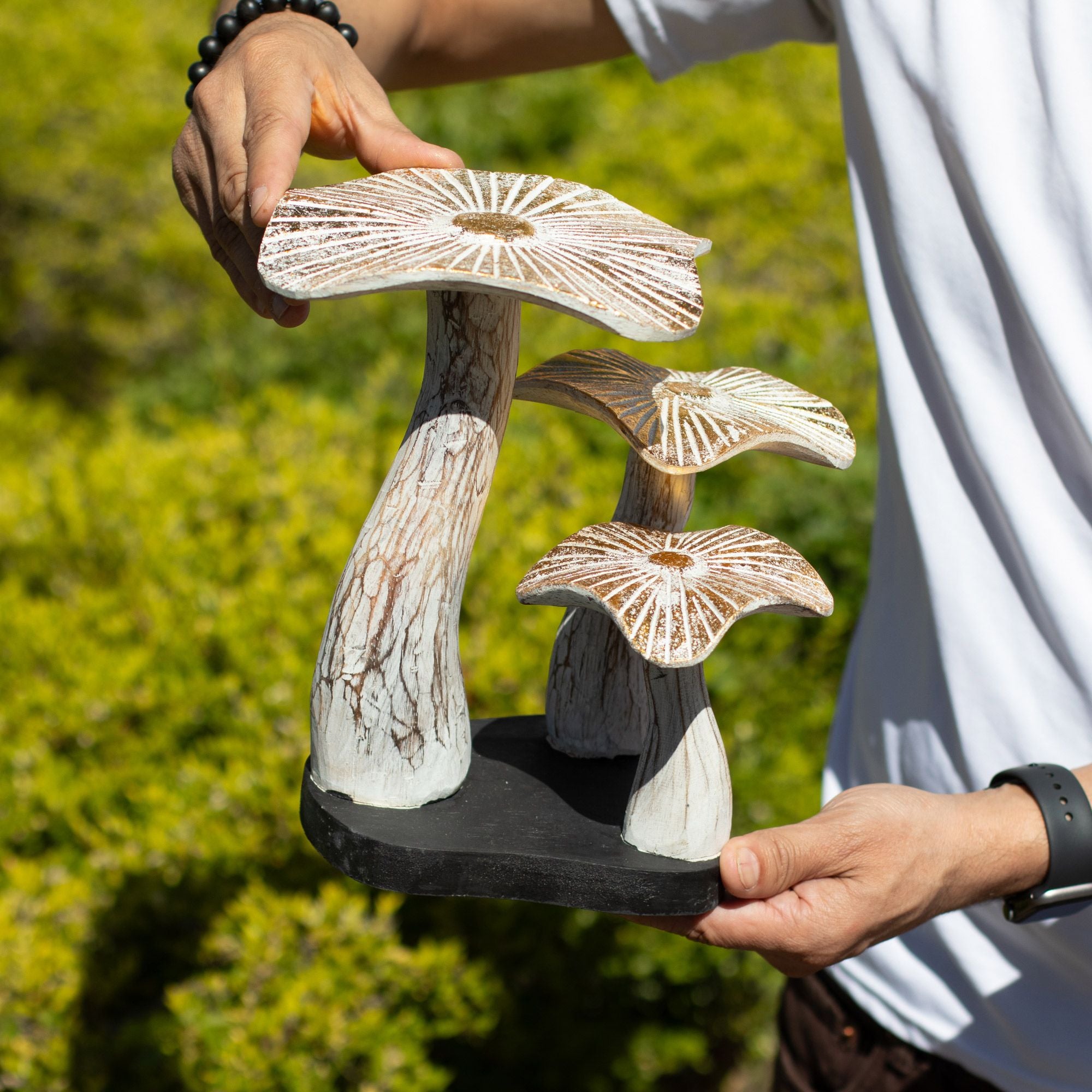 Figura artística de hongo dorado de 25 cm con acabado blanco y detalles dorados - Regalo único de madera Albasia para interiores estilo boho y natural