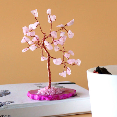 Árbol mágico de piedras de cuarzo rosa sobre base de ágata rosa