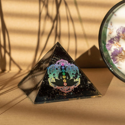 Pequeña pirámide de orgonita de turmalina negra 5,5x4,5 cm con motivo de Buda y chakras