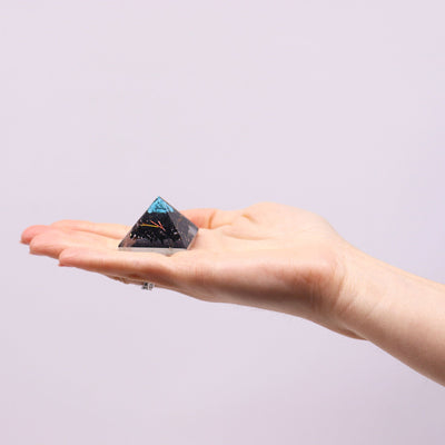 Pequeña pirámide de orgonita 25 mm con piedras preciosas verdes y cobre