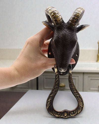 Rogaty Strażnik Progu – Ręcznie Wykonana Kołatka Drzwiowa z Mosiądzu