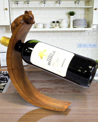 Equilibrio del Bosque – Soporte tallado equilibrante para vino con ratoncito