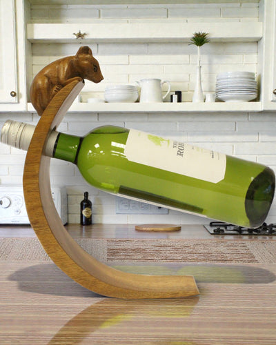 Equilibrio del Bosque – Soporte tallado equilibrante para vino con ratoncito