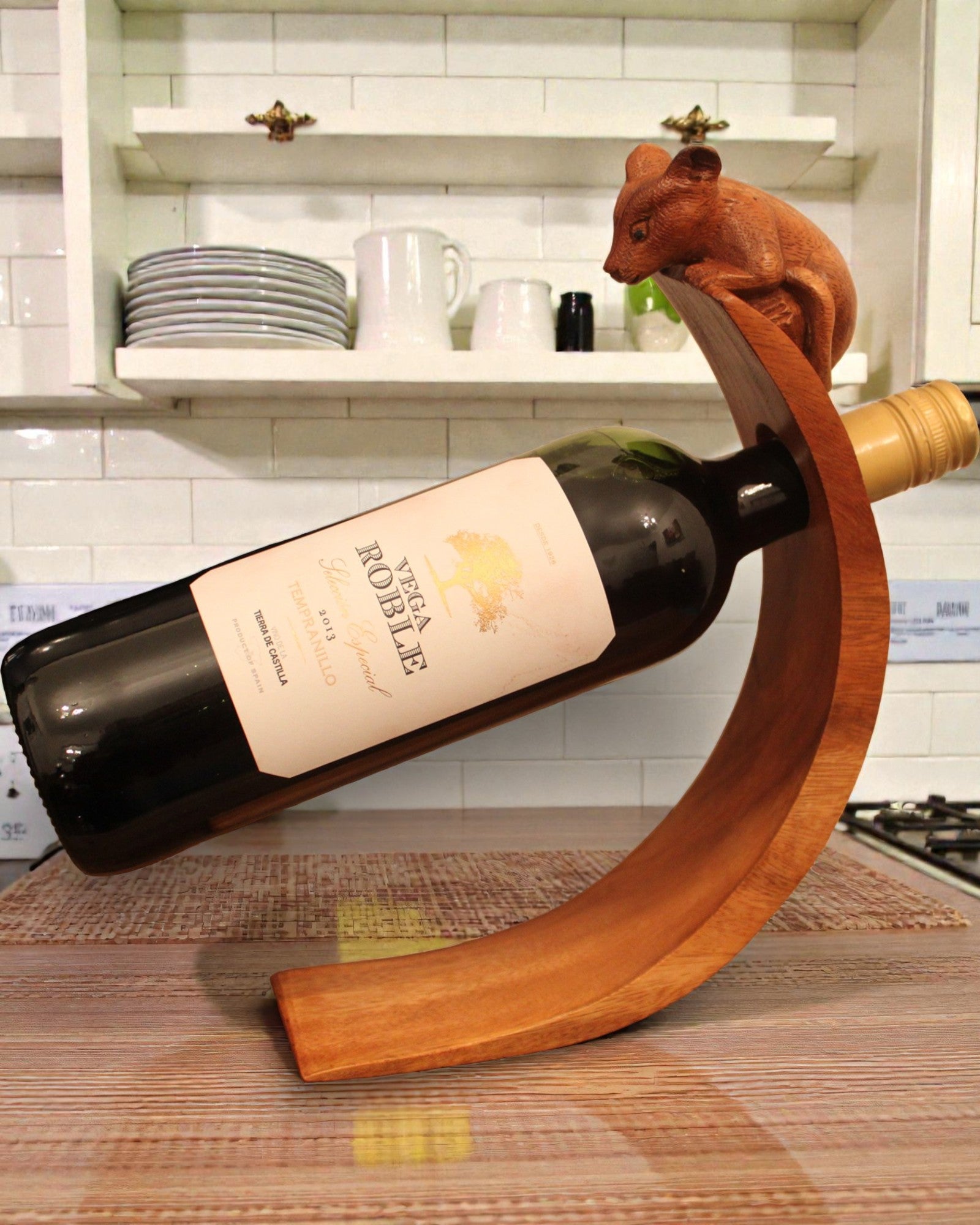 Equilibrio del Bosque – Soporte tallado equilibrante para vino con ratoncito
