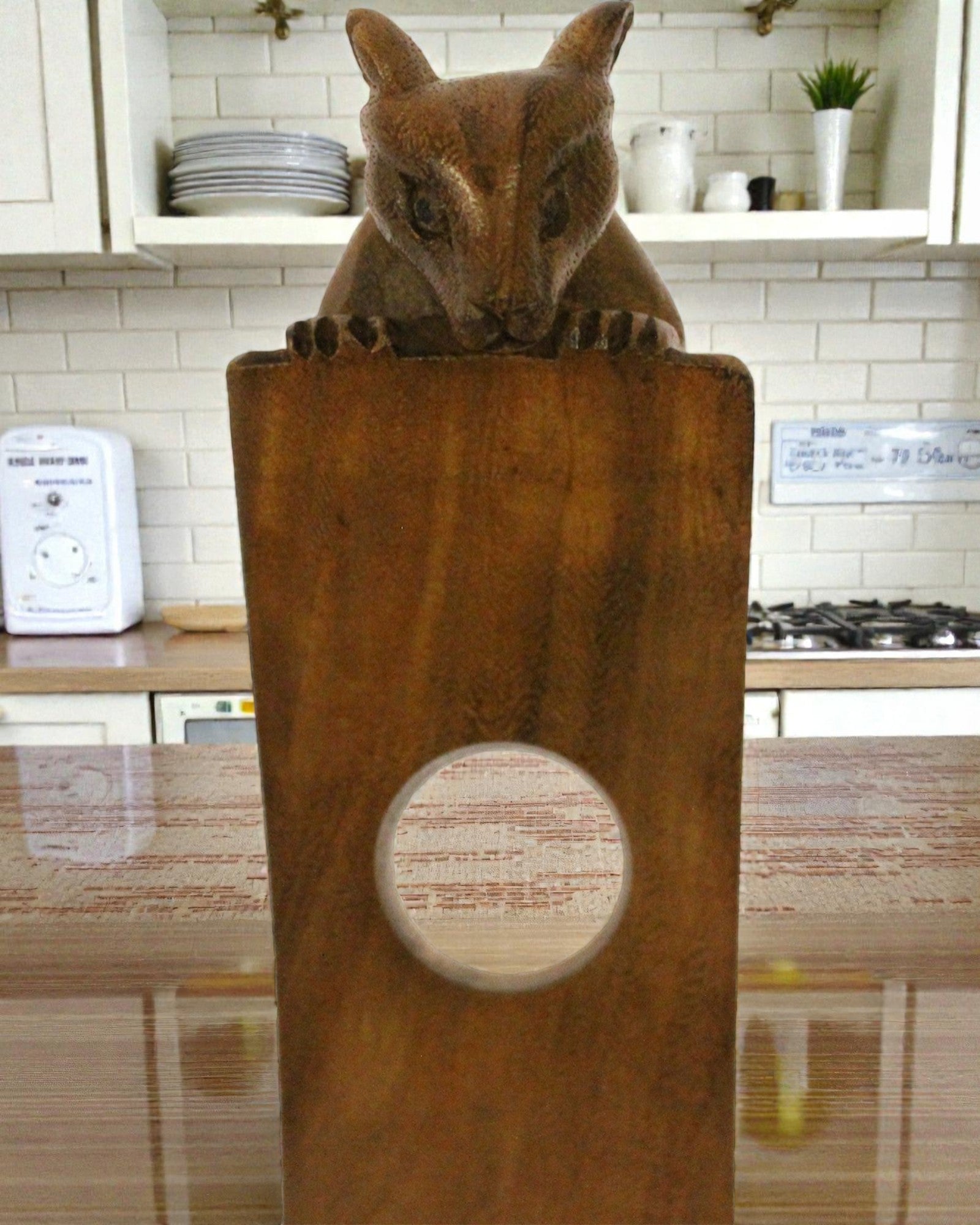 Equilibrio del Bosque – Soporte tallado equilibrante para vino con ratoncito