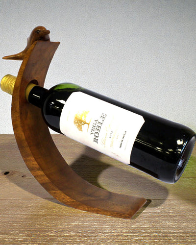 Delfín Balansu – Soporte tallado para vino de madera de suar