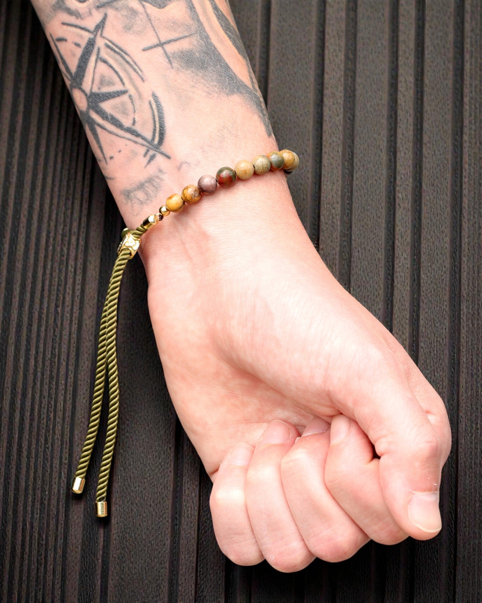 Moss Aura – Pulsera con jaspe Picasso y oro de 18K en cordón verde