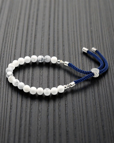 Ocean Calm – Pulsera con howlita blanca y plata 925 en cordón azul marino