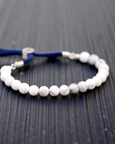 Ocean Calm – Pulsera con howlita blanca y plata 925 en cordón azul marino