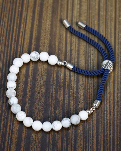 Ocean Calm – Pulsera con howlita blanca y plata 925 en cordón azul marino